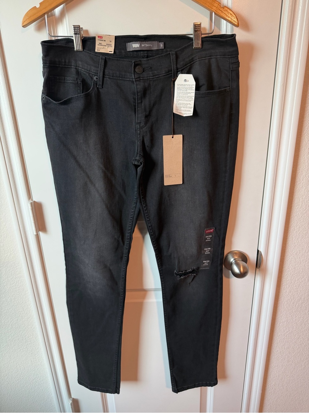 Levi's NWT Women's Skinny Jeans in Black with Distressed Knee